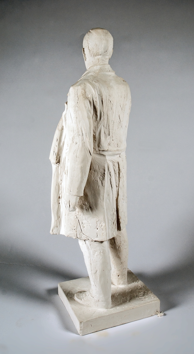 Gipsavstøpning av utkast til statue av Jens Evensen. Avstøpningen er i mindre størrelse enn originalstatuen.