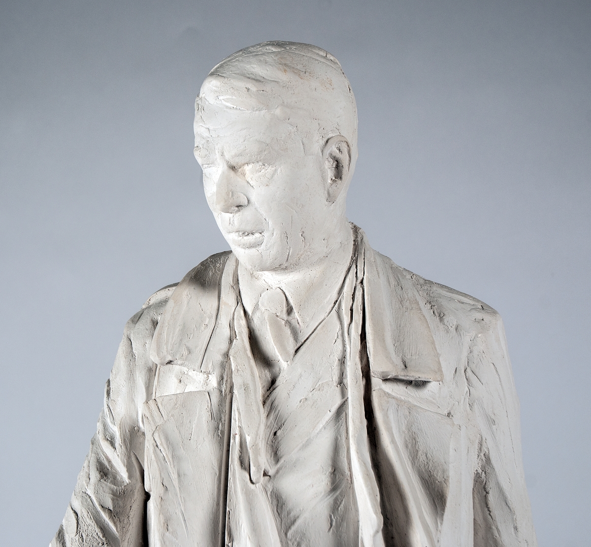 Gipsavstøpning av utkast til statue av Jens Evensen. Avstøpningen er i mindre størrelse enn originalstatuen.