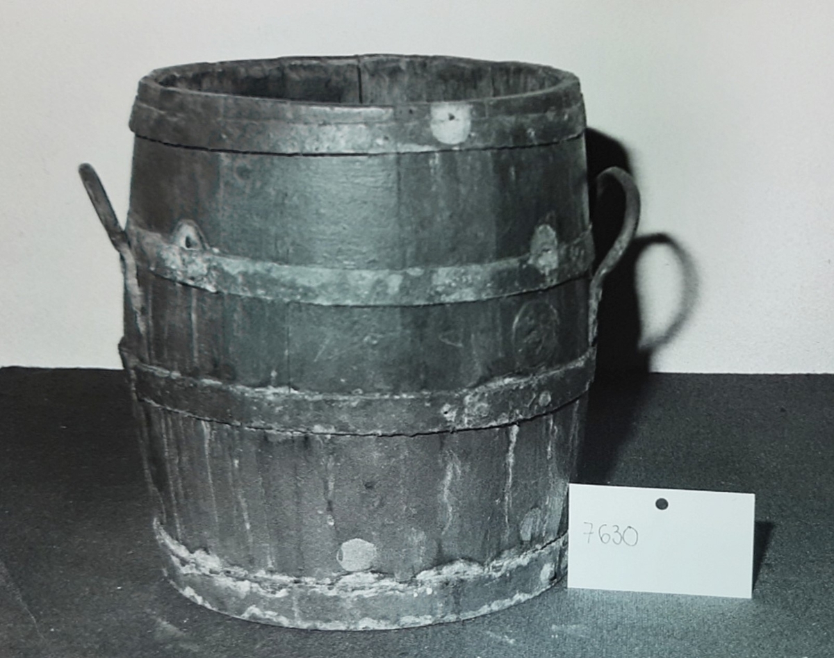 Lagget tønne med gjorder og hanker i jern