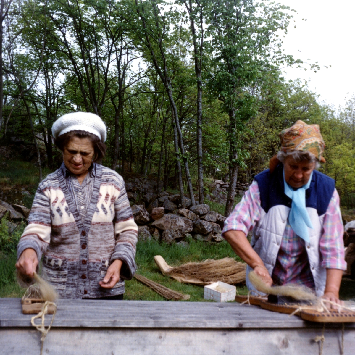 Linberedningskurs utanför Hembygdsgården Långåker 1:3, 1980-tal. Dagmar Svensson och Stina Svensson deltar. 
Relaterade motiv: A2926 och A2928.