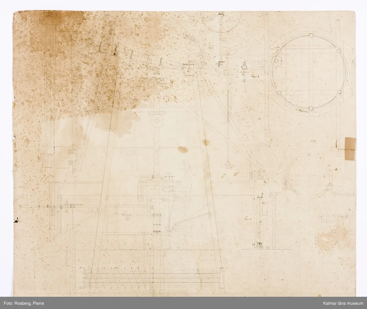 KLM 12843. Ritning. Av papper. Planritning av hela fabriksanläggningen mellan landsvägen och sjön. Påskrift: Planritning till en Fabrik för tillverkning af Fayence, Terracotta, Stenkärl ctr. Timmernabben p:1 Novbr 1859, H L Hammer. Ritad av Henrik L Hammer. På baksidan en detaljerad konstruktionsritning av lermöllan.