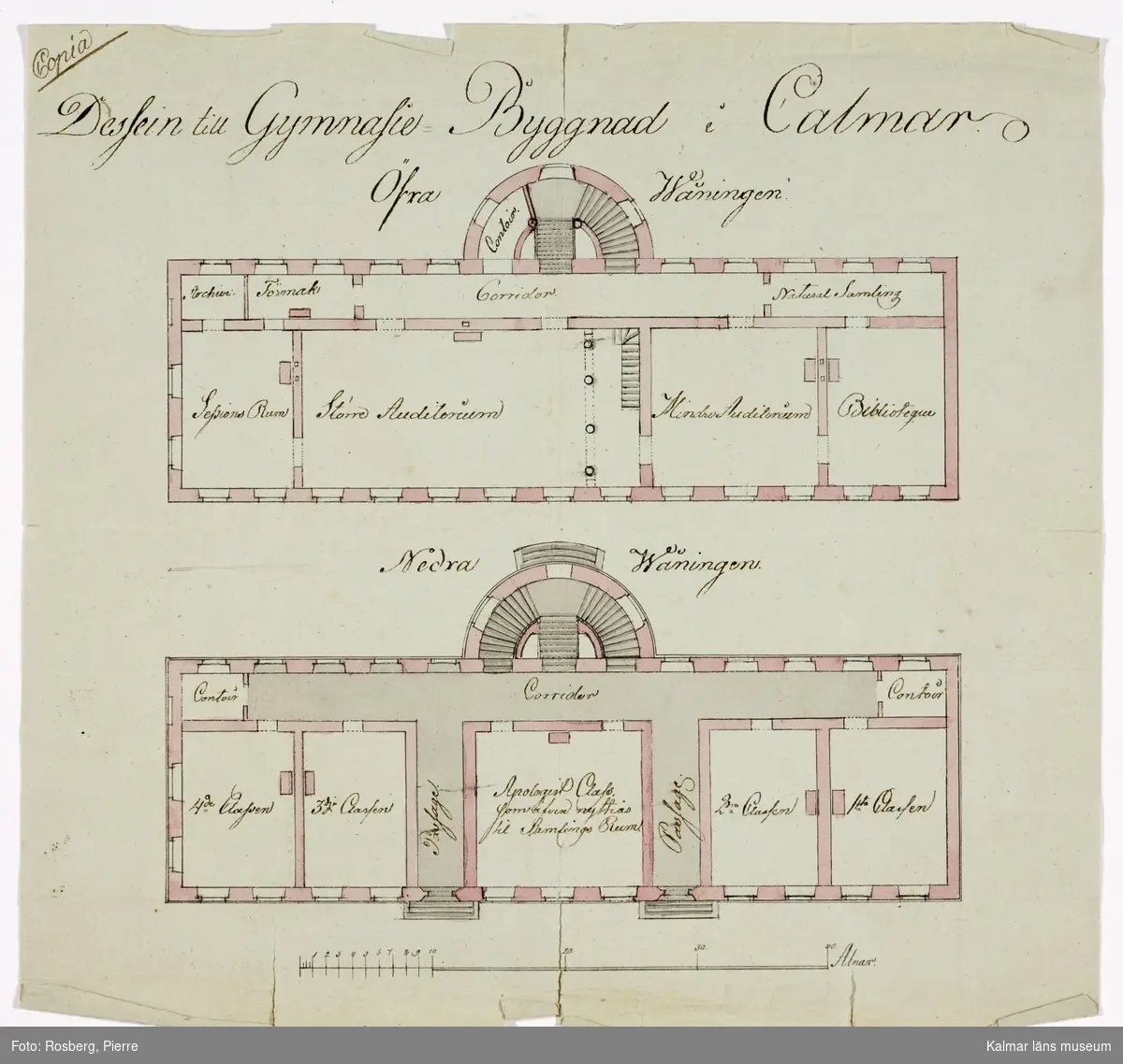 KLM 44579:6. Ritning. Byggnadsritning. Mått: höjd 27,3 cm, bredd 28,9 cm. Material: Papper. Ritning med plan över gymnasiebyggnad i Kalmar. Två planer, över och undervåning. Kolorerad i rosa. Text på ritningen: Copia. Dessein Gymnasie Byggnad i Calmar. Öfra wåningen. Nedra våningen. Skala i alnar.