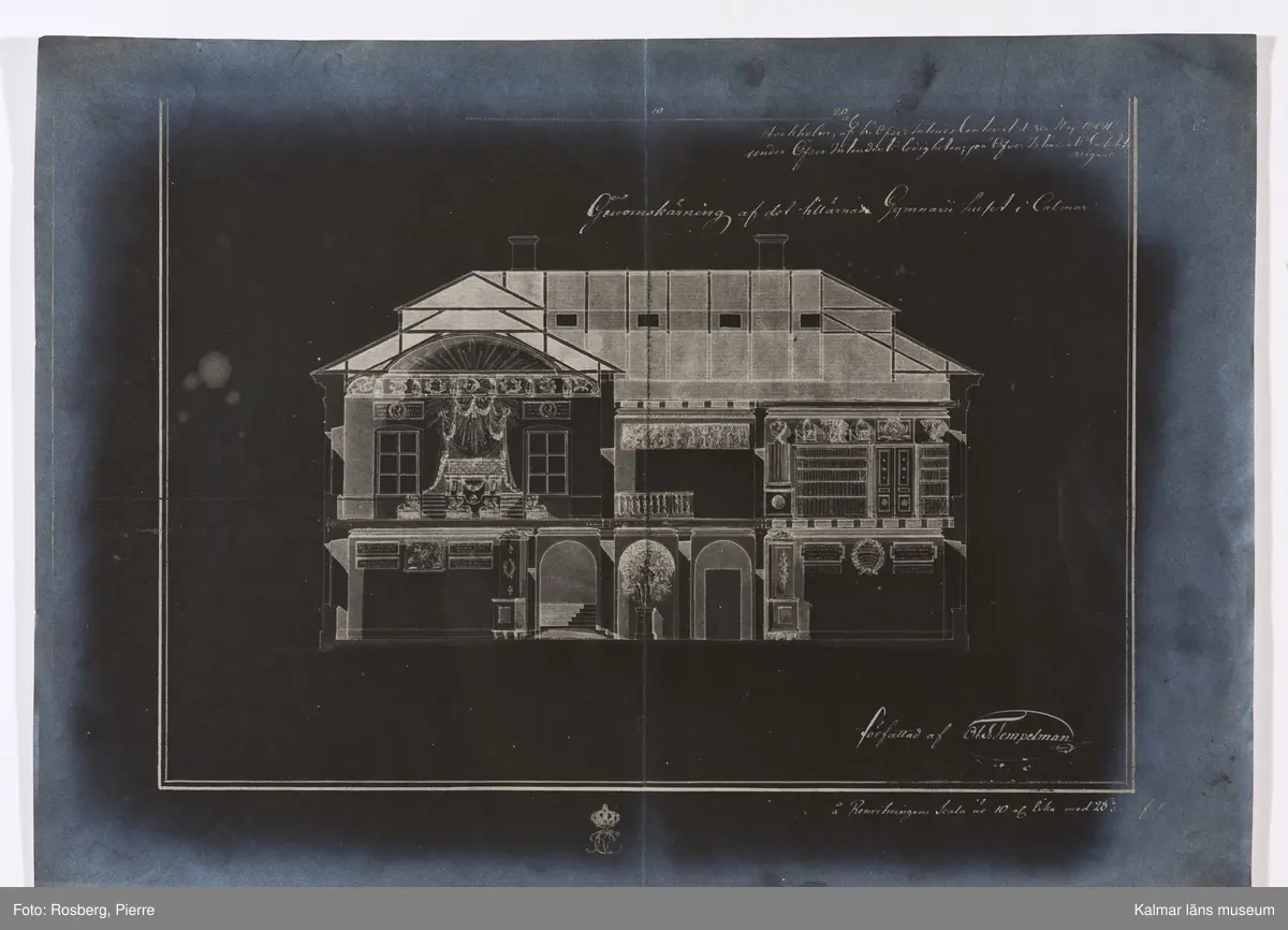 KLM 44579:10. Ritning. Byggnadsritning. 3 st. Mått: höjd 35,2 cm. bredd 49,5 cm. Material: Papper. Kopia av ritning på gymnasiehuset i Kalmar. Genomskärning. Text på ritningen: Genomskärning af det .. Gymnasiihuset i Calmar. Stockholm, af h öfverintends contour d 30 Maj 1804 under öfver intendents ledigheter, på öfverintendents embetets vägnar. Författad af O Tempelman.
