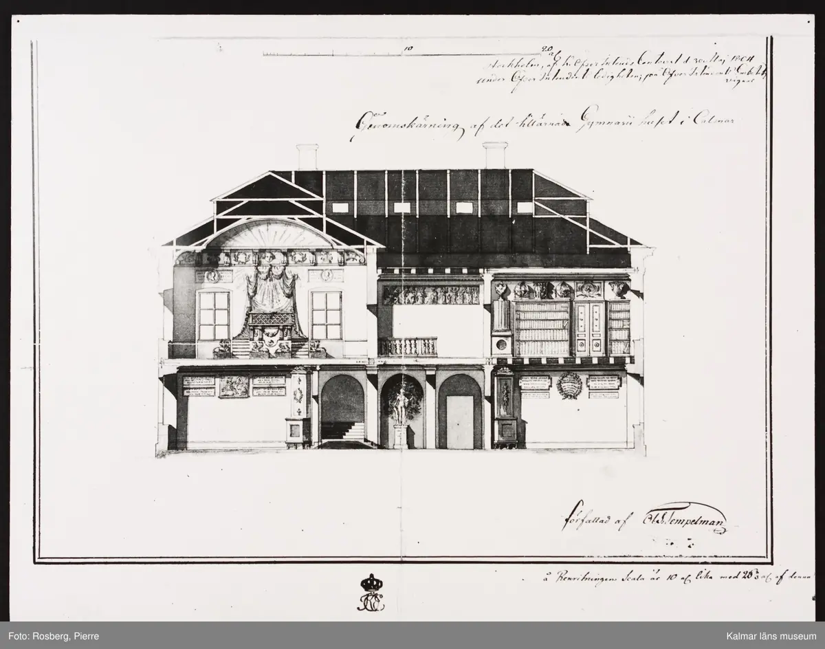 KLM 44579:10. Ritning. Byggnadsritning. 3 st. Mått: höjd 35,2 cm. bredd 49,5 cm. Material: Papper. Kopia av ritning på gymnasiehuset i Kalmar. Genomskärning. Text på ritningen: Genomskärning af det .. Gymnasiihuset i Calmar. Stockholm, af h öfverintends contour d 30 Maj 1804 under öfver intendents ledigheter, på öfverintendents embetets vägnar. Författad af O Tempelman.