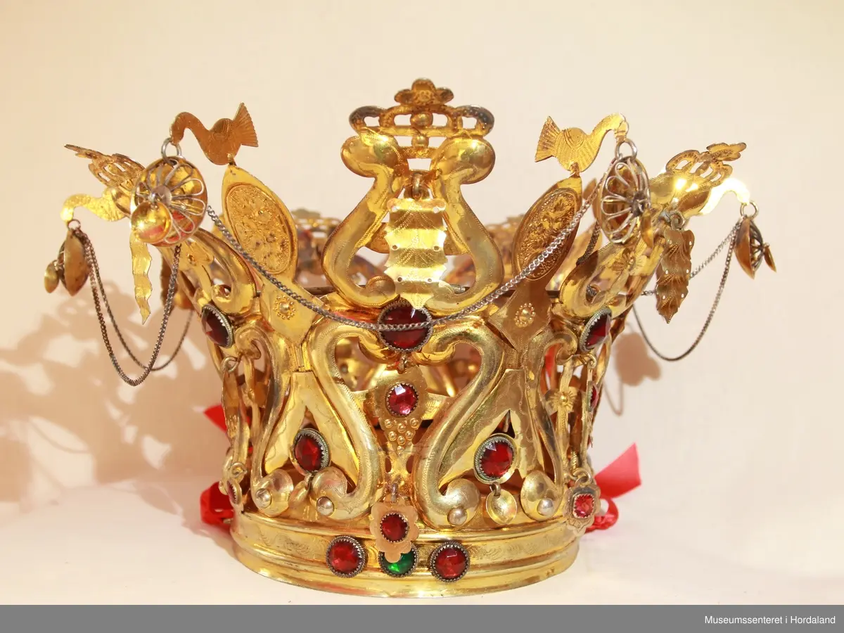 Ein grønn glass-stein, 30 stk. raude glassteinar, hengjande lauv, fuglar