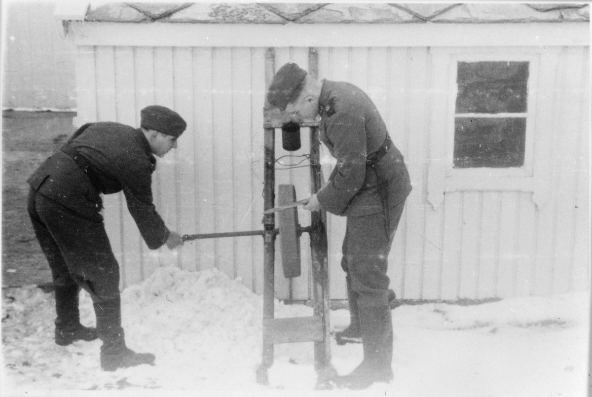 To tyske soldater sliper på en slipestein, Tarva fyr