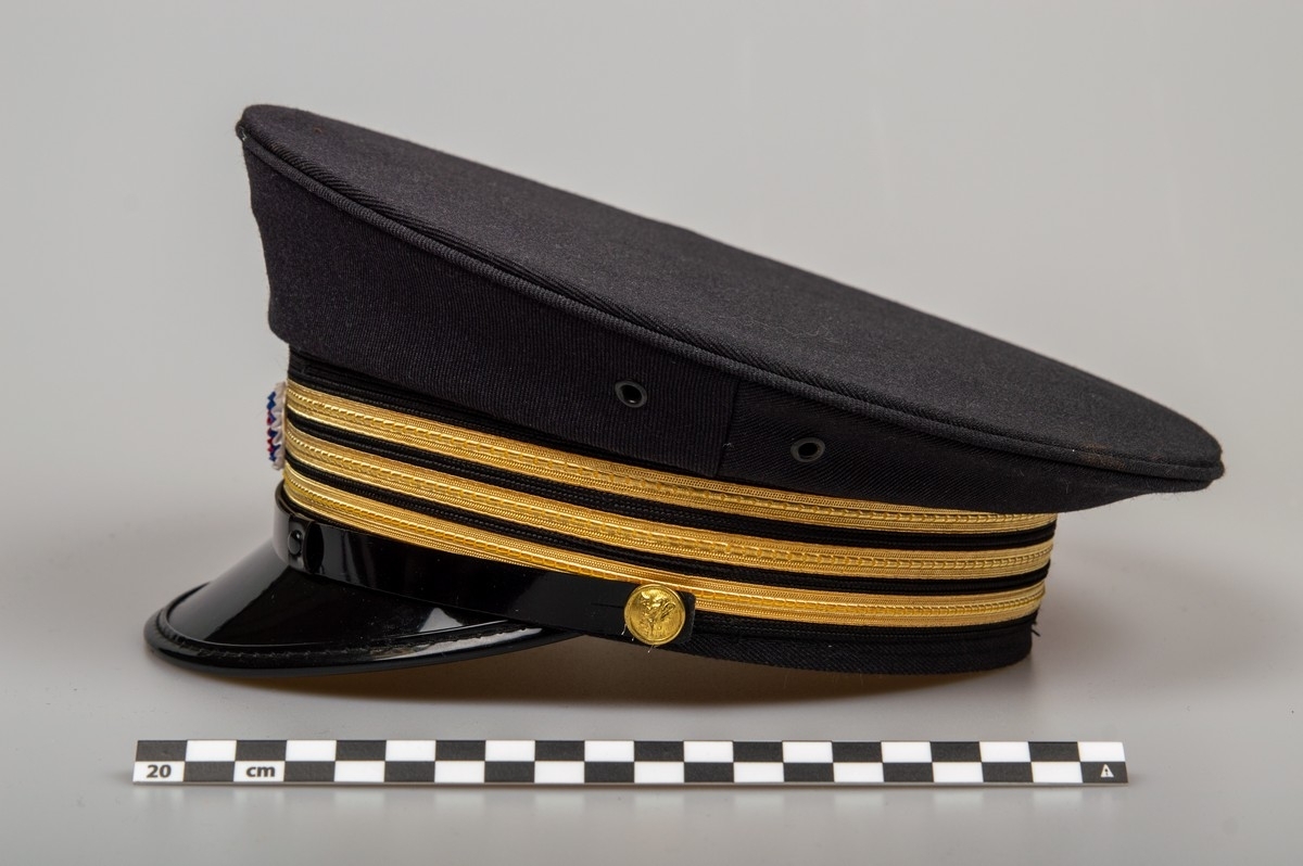 Unformslue fra Jernbaneverket. Svart med 3 gullstriper