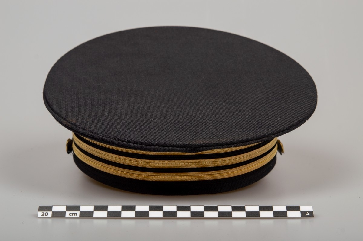 Unformslue fra Jernbaneverket. Svart med 3 gullstriper