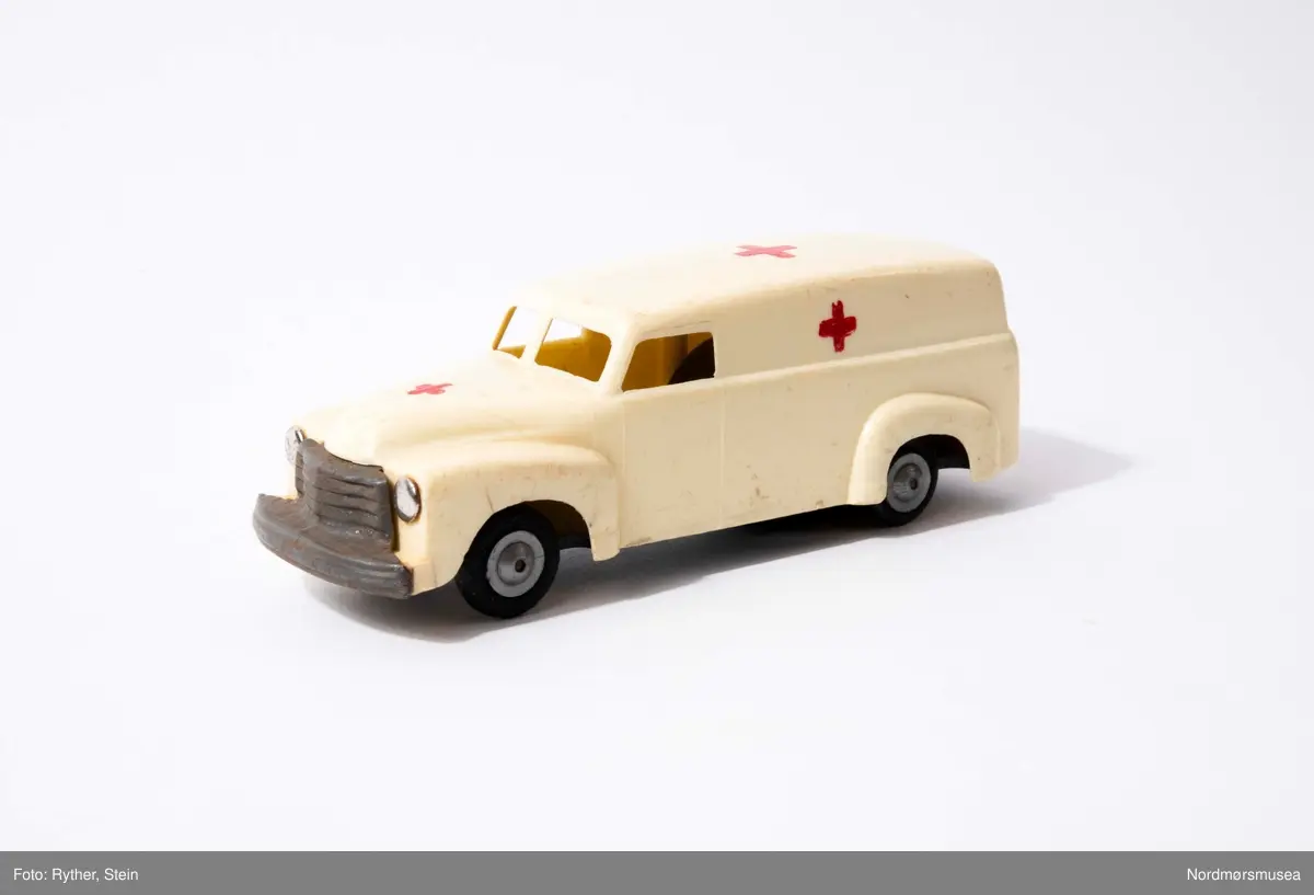 Lego ambulanse i plast. Påmalt røde kors. Trolig fra 1950-tallet