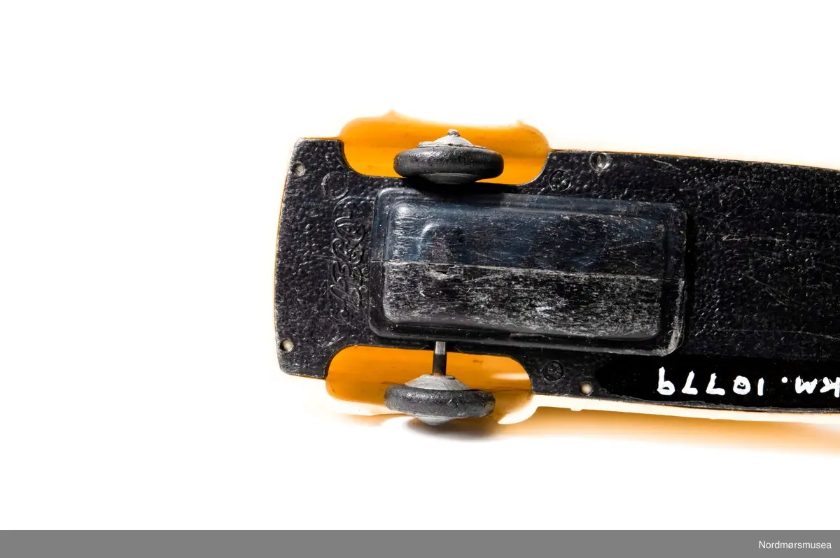 Lego ambulanse i plast. Påmalt røde kors. Trolig fra 1950-tallet