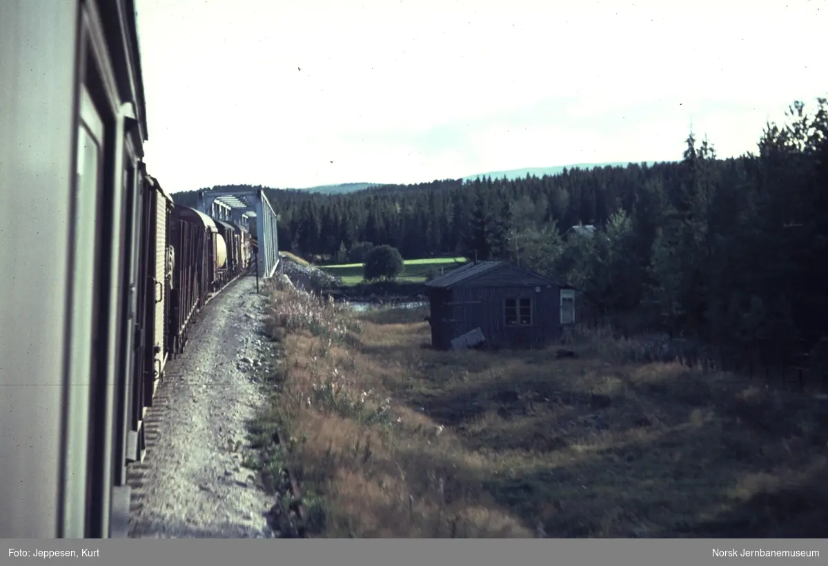 Ved Steinvik bru på Rørosbanen, sett fra togvinduet i nordgående godstog