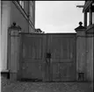 Fotografi av port till Hjerströmska gården.