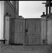 Fotografi av port till Hjerströmska gården.