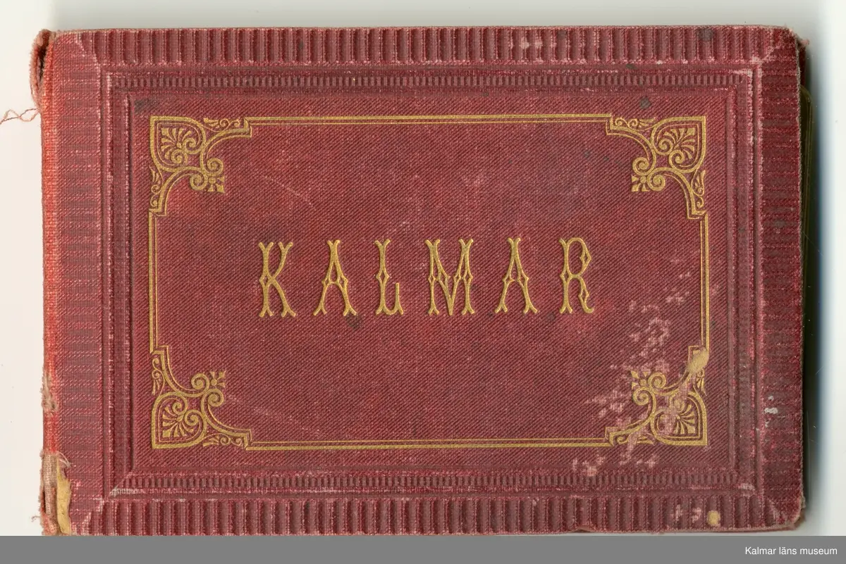 KLM 25416. Album, fotoalbum. Rött linneband med text och ramverk i guld: Kalmar. Innehåller 12 fotografier från omkring år 1880 med motiv från Kalmar.