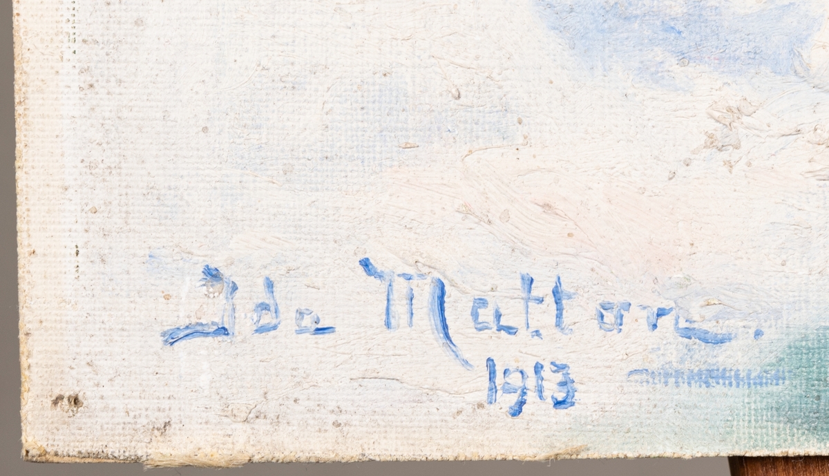 Ett vinterlandskap med bäck i solnedgång. På baksidan en etikett från utställning med: Salon de l´Union des Femmes Peintures et Sculpteurs, Ida Matton, 233 Rue de Fg St. Honoré, Peinture, Soleil de Décembre, Suède. På etiketten skrivet med bläckpenna: Bengt.