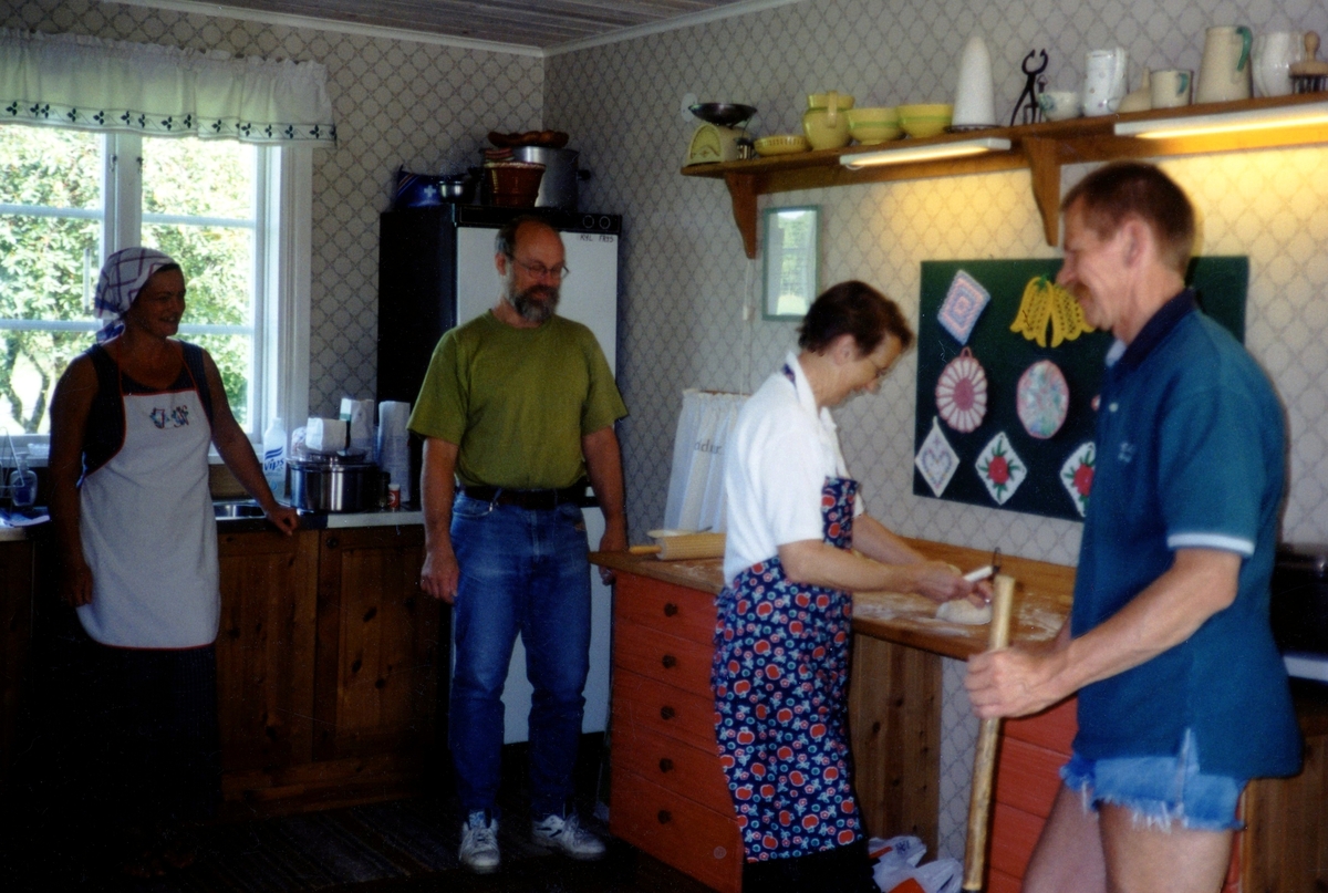 Bakning på Långåker inför Hembygdsdagen 26 augusti 2000. Deltagare från vänster: Ingela och Kent Nilsson, Inga Brandin och Håkan Magnusson.