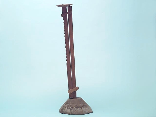 Ljusdalla; av trä, även kallad "lysekärring". 8-kantig upphöjd fot. Ställ-ningen krönes av en droppskål, med ett hål i för ljuset.