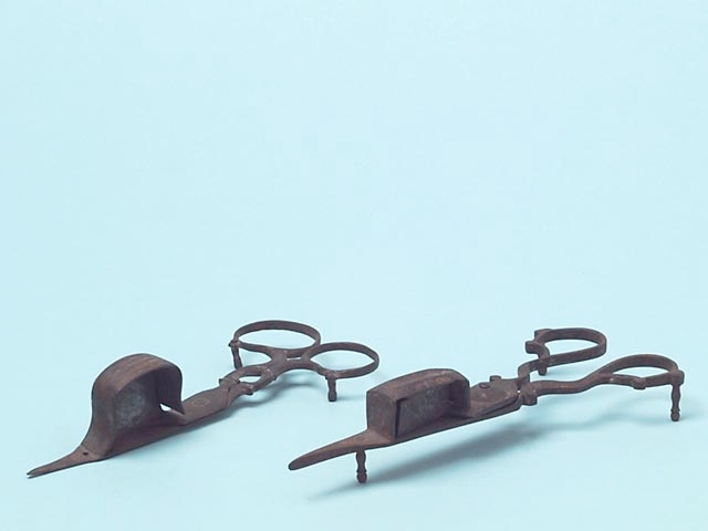 Ljussaxar; 3 stycken
1/  Av järn. Ett ben (framtill) saknas. Tunn. På delen som klipper av veken står svagt: P.B.M.
2/  Av järn. Fjädring i skruven.
3/  Av mässing.