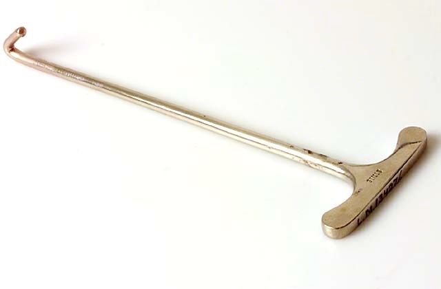 Förlossningskrokar
1/ Metall, med T-format handtag. Nyckelhake. (Stille)
2/ Metall, med krok i båda ändar. (Werner)   (1900-talets början.)