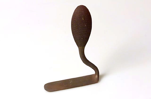 1/ Speculum av metall och trähandtag. Märkt: CHARRIERE.
2/ Gorgeret av metall. Ena sidan slipad. Märkt: e För snitt i blåsan. Litt. Stille s. 243.
3/ Speculum med kraftigt böjd spets. Räfflat handtag. Märkt: CHARRIERE A PARIS.