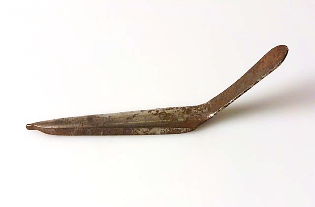 1/ Speculum av metall och trähandtag. Märkt: CHARRIERE.
2/ Gorgeret av metall. Ena sidan slipad. Märkt: e För snitt i blåsan. Litt. Stille s. 243.
3/ Speculum med kraftigt böjd spets. Räfflat handtag. Märkt: CHARRIERE A PARIS.