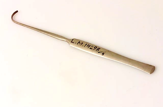 Mejseliknande instrument, 5 st.
1/ Muskelhake? L 17 cm
2/ S.k. raspatorium. L 13,5 cm
3/ Av metall med svarvad träknopp. Märkt W. Hall 2865. L 13,5 cm
4/ Hålmejsel. Metall. L 10 cm
5/ S.k. trubbig hake. Stille. L 19 cm.