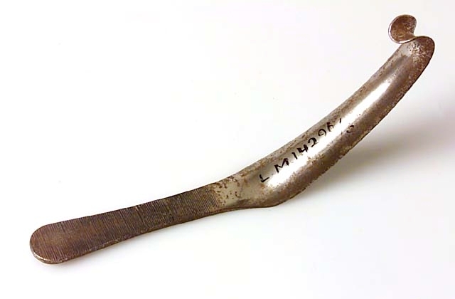 1/ Speculum av metall och trähandtag. Märkt: CHARRIERE.
2/ Gorgeret av metall. Ena sidan slipad. Märkt: e För snitt i blåsan. Litt. Stille s. 243.
3/ Speculum med kraftigt böjd spets. Räfflat handtag. Märkt: CHARRIERE A PARIS.