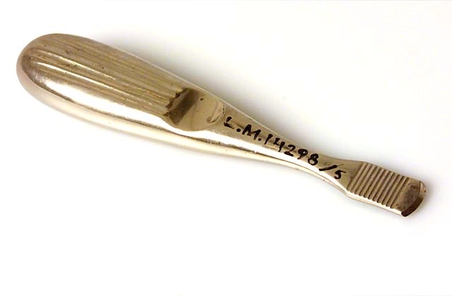 Mejseliknande instrument, 5 st.
1/ Muskelhake? L 17 cm
2/ S.k. raspatorium. L 13,5 cm
3/ Av metall med svarvad träknopp. Märkt W. Hall 2865. L 13,5 cm
4/ Hålmejsel. Metall. L 10 cm
5/ S.k. trubbig hake. Stille. L 19 cm.