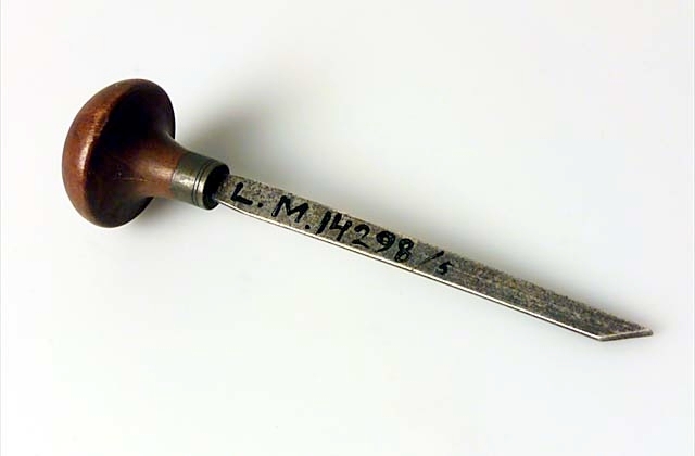 Mejseliknande instrument, 5 st.
1/ Muskelhake? L 17 cm
2/ S.k. raspatorium. L 13,5 cm
3/ Av metall med svarvad träknopp. Märkt W. Hall 2865. L 13,5 cm
4/ Hålmejsel. Metall. L 10 cm
5/ S.k. trubbig hake. Stille. L 19 cm.
