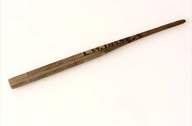 Mejseliknande instrument, 5 st.
1/ Muskelhake? L 17 cm
2/ S.k. raspatorium. L 13,5 cm
3/ Av metall med svarvad träknopp. Märkt W. Hall 2865. L 13,5 cm
4/ Hålmejsel. Metall. L 10 cm
5/ S.k. trubbig hake. Stille. L 19 cm.