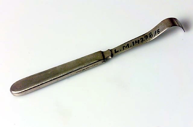 Mejseliknande instrument, 5 st.
1/ Muskelhake? L 17 cm
2/ S.k. raspatorium. L 13,5 cm
3/ Av metall med svarvad träknopp. Märkt W. Hall 2865. L 13,5 cm
4/ Hålmejsel. Metall. L 10 cm
5/ S.k. trubbig hake. Stille. L 19 cm.