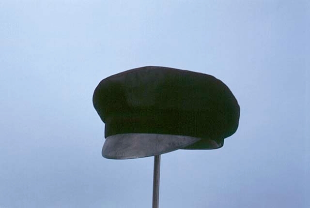 Skolmössor: 4 st. av svart satin. 1 st. av svart rips. Blått och gult foder med texten: Skolmössa äkta Stockholmsfason.