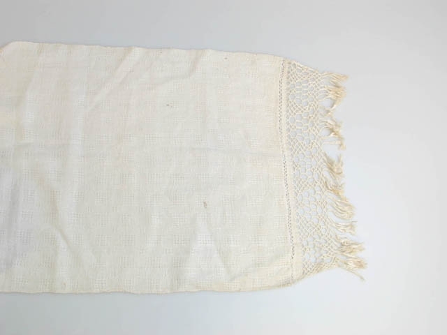 Tuskafsväv med kvadratiskt mönster, flätade fransar ca 10 cm. Bärkläde används till att bära kistan vid begravning.
