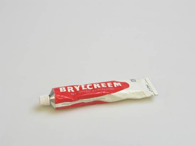 Brylkräm. Tub med hårkräm för män. 1940-50-tal. Månadens föremål på Landskrona museum, december 2006.