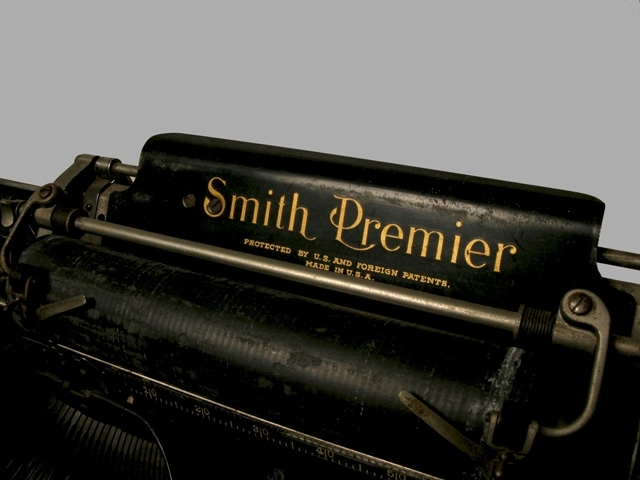 Skrivmaskin. Märke: Smith Premier. Separata tangenter för versaler och gemena.