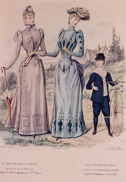Sex olika modetavlor, varav fem med klänningar och en med hattar, från 1800-talets sista decennier. Förmodligen nytryck. En är större än de andra. Har prytt väggarna i fröknarna Fribergs hattaffär Styff-Lindbergs Eftertr på Österg i Landskrona. Tavlorna är inramade hos Glas-Edlund, sedermera Edlunds