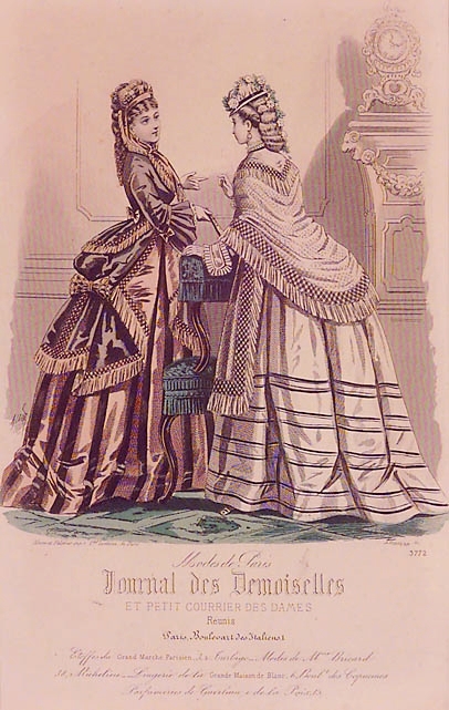 Sex olika modetavlor, varav fem med klänningar och en med hattar, från 1800-talets sista decennier. Förmodligen nytryck. En är större än de andra. Har prytt väggarna i fröknarna Fribergs hattaffär Styff-Lindbergs Eftertr på Österg i Landskrona. Tavlorna är inramade hos Glas-Edlund, sedermera Edlunds