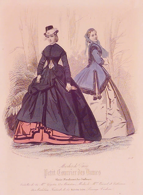 Sex olika modetavlor, varav fem med klänningar och en med hattar, från 1800-talets sista decennier. Förmodligen nytryck. En är större än de andra. Har prytt väggarna i fröknarna Fribergs hattaffär Styff-Lindbergs Eftertr på Österg i Landskrona. Tavlorna är inramade hos Glas-Edlund, sedermera Edlunds