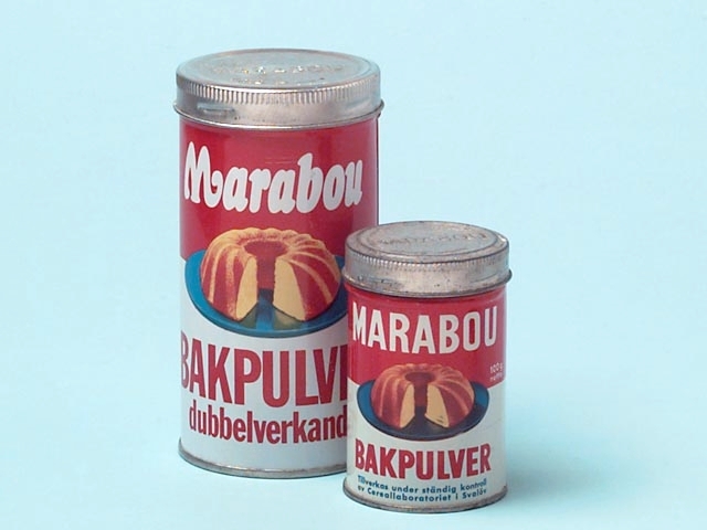 Två plåtburkar med skruvlock. En äldre 100 g förpackning och en yngre 250 g förpackning. Har innehållit Marabou bakpulver. Sockerkaksrecept på burkarnas baksida. Tryck i rött, vitt och blått.
