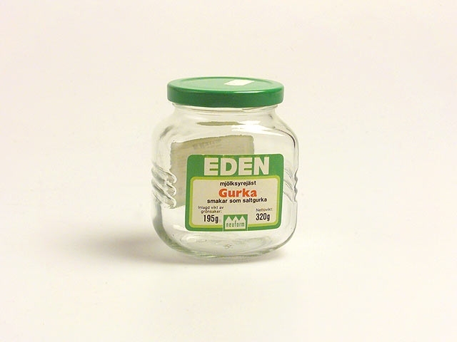 Glasburk som har innehållit mjölksyrejäst gurka av märket Eden. Tillverkad av Eden-Waren GMBH i Bad Soden. Generalförsäljare Brankato i Malmö. Har använts i en studiecirkel i vegetarisk matlagning som vuxenskolan anordnade 1985. Insamlat i samband med Samdok-projektet om studieförbundet vuxenskolan 1985.