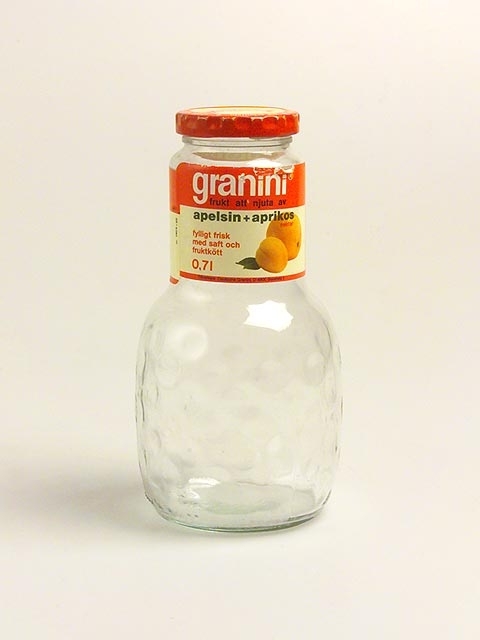Glasflaska som har innehållit apelsinaprikos juice av märket Granini. Tillverkad av Anjo i Helsingborg. Har använts i en studiecirkel i vegetarisk matlagning som vuxenskolan anordnade 1985. Insamlad i samband med Samdok-projektet om studieförbundet vuxenskolan 1985.