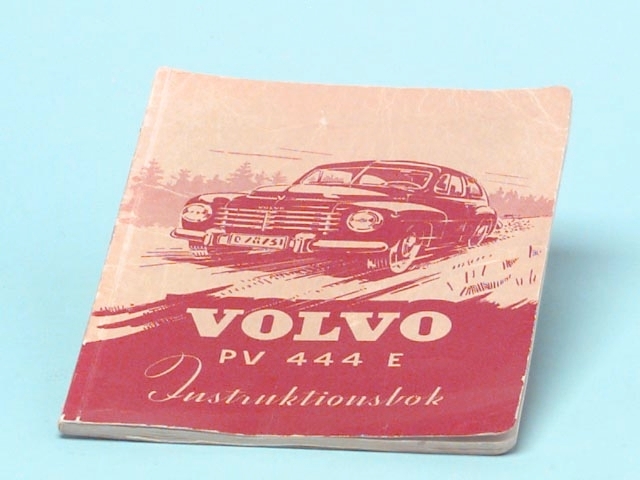 En instruktionsbok från Aktiebolaget Volvo i Göteborg som talar om hur man ska sköta och köra bilmodellen  Volvo PV 444 E.