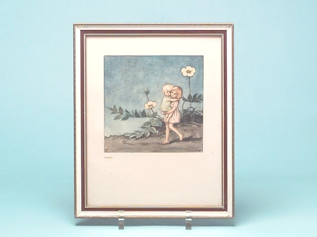 En inramad bild av Eva H. Bilden är en reproduktion. Den föreställer en liten flicka som bär på ett ännu yngre barn. Bakom dem finns en stor gul blomma. Bilden heter "GÅSÖRT". Bilden är inramad i en målad träram med glas. Det finns ännu en inramad bild  i samma stil av Eva H, nr LM23216.