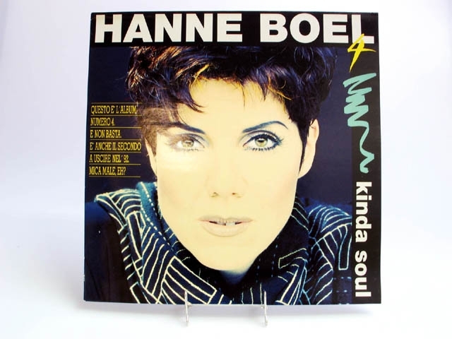 Skivfodral till Hanne Boels LP-skiva "Kinda Soul". På framsidan ett ansiktsporträtt av artisten. Svart bakgrund. Text med artistens namn samt skivans titel. Skivan saknas.