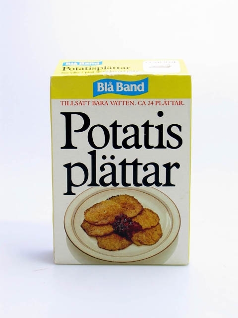 Förpackning från Blå Band med potatisplättpulver (tillsätt bara vatten så får du ca 24 plättar). På baksidan finns recept och serveringstips, på sidorna näringsvärde och ingredienser. Utgångsdatumet var 1962-12 vilket är tryckt på ovansidan (6212).
Blå Band-tillverkningen började i en margarinfabrik i Landskrona på 1950-talet.