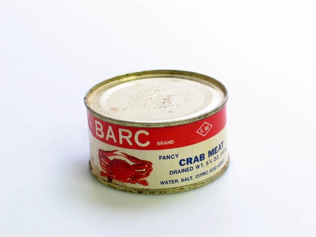 Konservburk med innehållet intakt som är krabbkött. På etiketten står det bl.a. "Barc Brand", "Fancy Crab Meat", "Net weight 6 oz. (170 g)" samt "Product of Taiwan, The Republic of China".