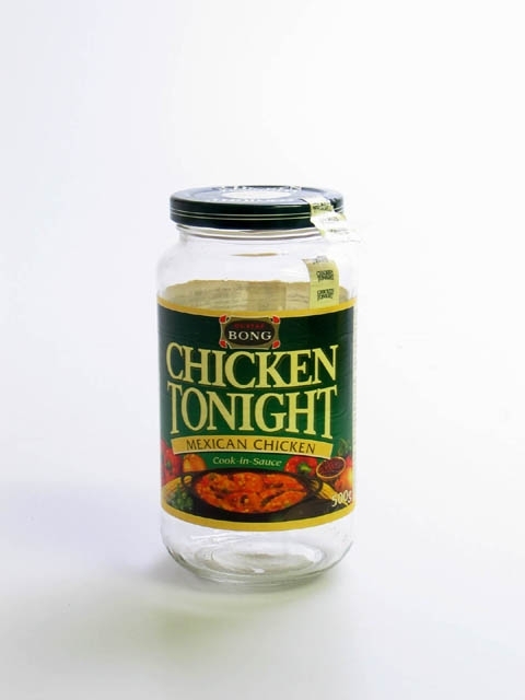 Glasburk med lock som har innehållit 500 g Gustaf Bong Chicken Tonight, Mexican Chicken. På etiketten finns det en svensk, dansk, norsk och finsk innehållsförteckning samt tillagningstips och näringsvärde. Utgångsdatum var 1997-02 som står tryckt på locket (0297).