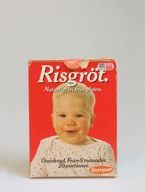 Röd förpackning som innehållit "Risgröt" för barn från 5 månader.
Förpackningen har ingått i basutställningen "I barnaminne" på Landskrona museum. Utställningen stod mellan 1989 och 2007.