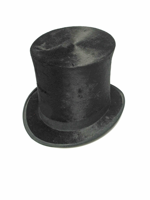 Svart cylinderhatt av märket A.F. Bodecker. Företaget grundades år 1872 av herr Bodecker, som ursprungligen var från Småland. Detta exemplar är inhandlat från företagets butik i Köpenhamn (adressen, Kongens Nytorv 20, står i anslutning till företagets logotyp på insidan av hatten). Bodeckers hattar vann stort renommé och han kom förutom Köpenhamn att öppna butiker i Stockholm, Göteborg, Oslo, Sankt Petersburg och London. Företagets hattar var av sådan kvalitet att de blev kungliga hovleverantörer.