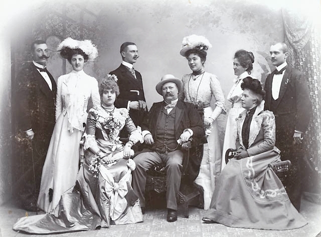 Fr.v. greve Hamilton, fru Widström född Eneroth, fru Ottergren född Lembke, general Wirgin, tullförvaltare Wenmark, fru Olga Wirgin, frk Malin Carlberg (1861-1921), frk Emma Kronhamn, Envoyén Ewerlöf.